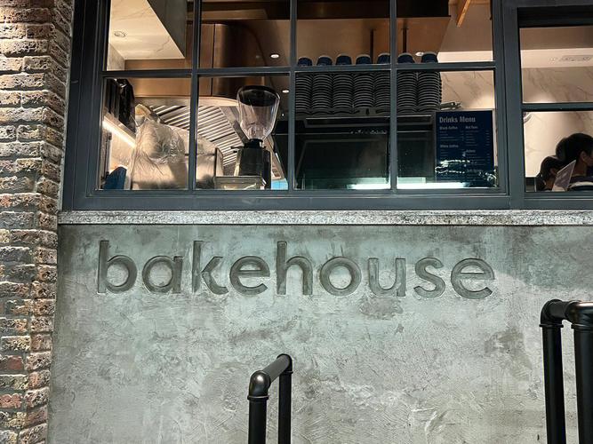 该房子正在装修中英语-装修的英文是decorate吗？