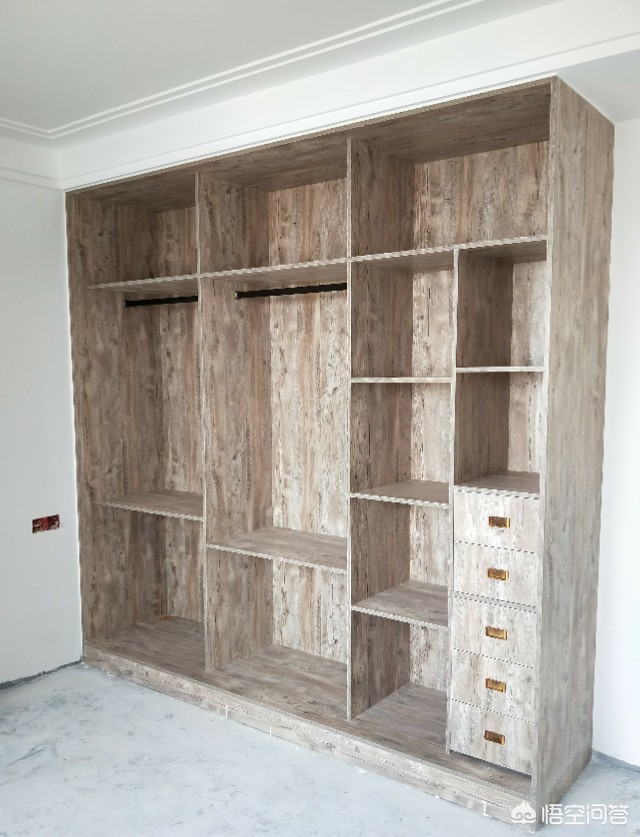 装修吊顶一般多少钱-吊顶安装工一年的收入？