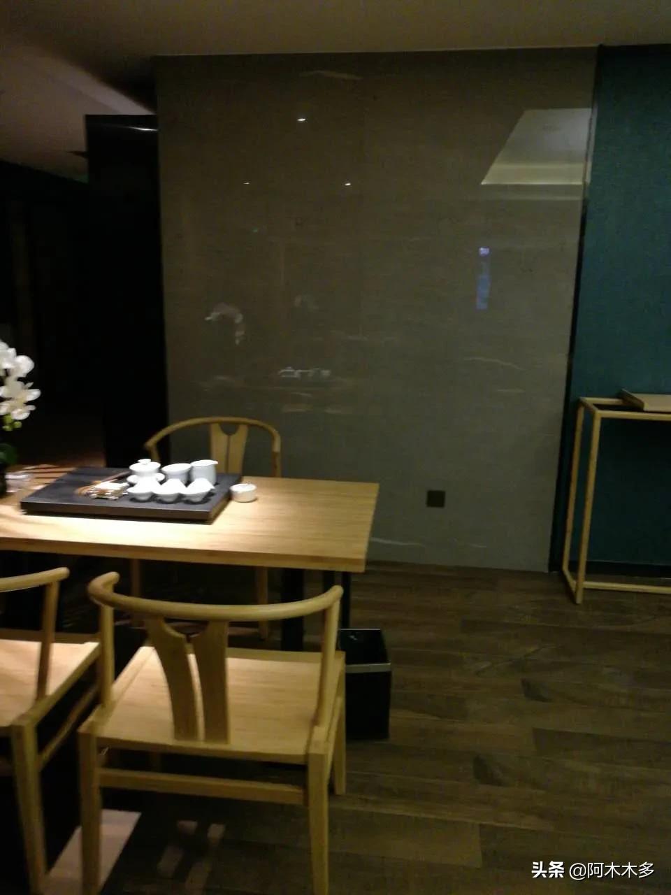 装修家装修成木纹的怎么配就好了好看-装修时木纹要怎么拉！喷完油漆后才会有木纹效果？